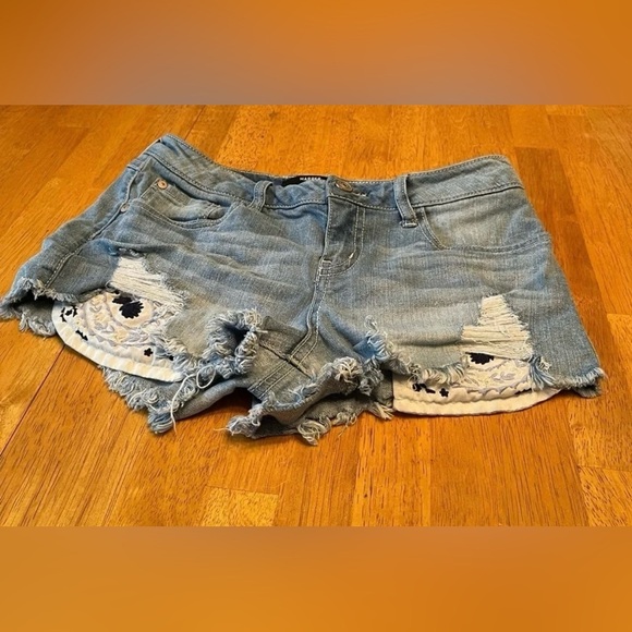 Harper High Waisted denim shorts with embroidered pockets, size 27. - Picture 1 of 6